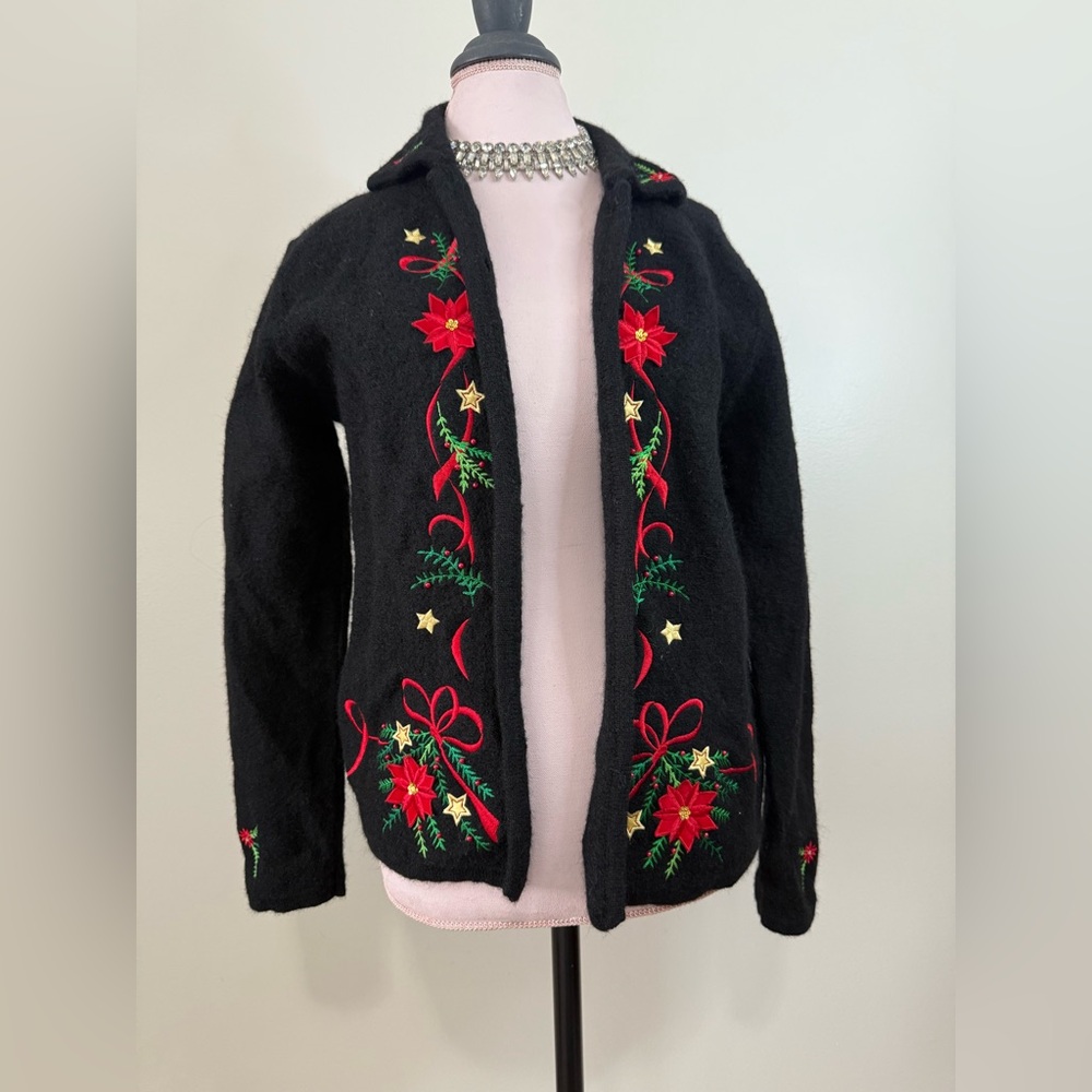 Karen Scott Sport 100% wool Black embroidered Cardigan in size large. VINTAGE